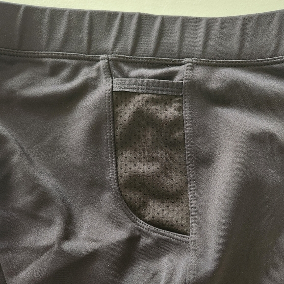 Athleta Womens Black Low Rise Biker Shorts w/Stash Pockets/Style# 683775-Size M - Picture 7 of 10